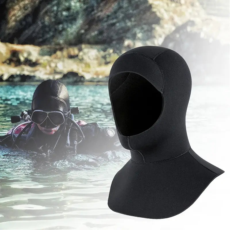 Cagoule néoprène noire portée par un plongeur dans un environnement aquatique naturel, offrant une protection thermique optimale pour les activités sous-marines.