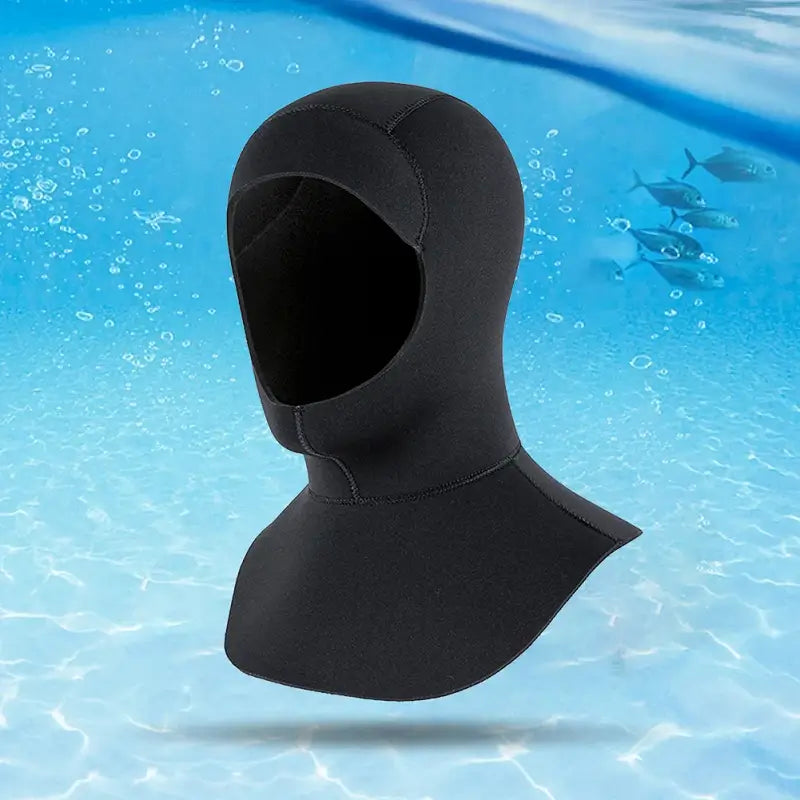 Cagoule néoprène noire pour plongée sous-marine, idéale pour les sports aquatiques, flottant dans un environnement marin clair avec des bulles."