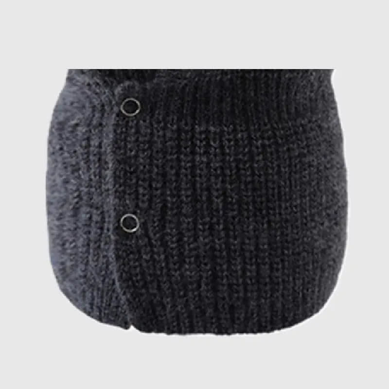 Détail du tricot gris de la balaclava cagoule, mettant en valeur la texture épaisse et les boutons de fermeture