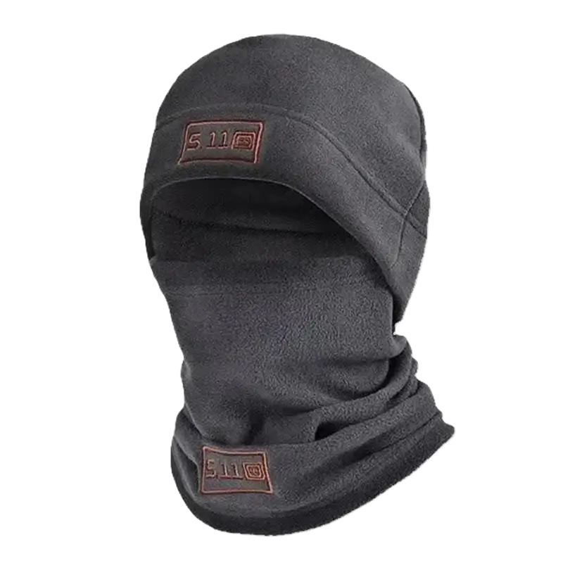 Bonnet cagoule gris en polaire vu de face, mettant en avant son design couvrant pour une chaleur maximale et son adaptabilité aux conditions hivernales