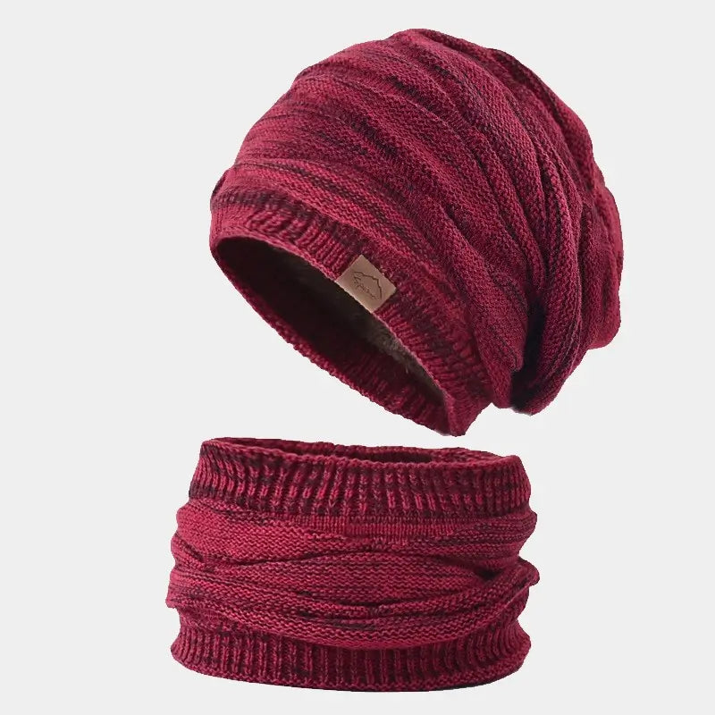 Bonnet cagoule 2 en 1 bordeaux posé à plat, accompagné de son col assorti, conçu en tricot épais pour une chaleur optimale.