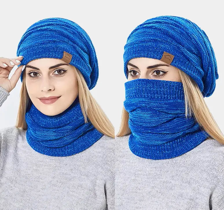 Deux femmes portant un bonnet cagoule 2 en 1 bleu royal, l'une avec le visage couvert et l'autre dévoilant un style chic et pratique pour l'hiver.