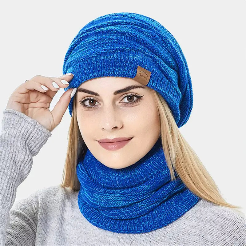 Femme ajustant son bonnet cagoule 2 en 1 bleu royal, mettant en valeur un design élégant et polyvalent pour une protection contre le froid.