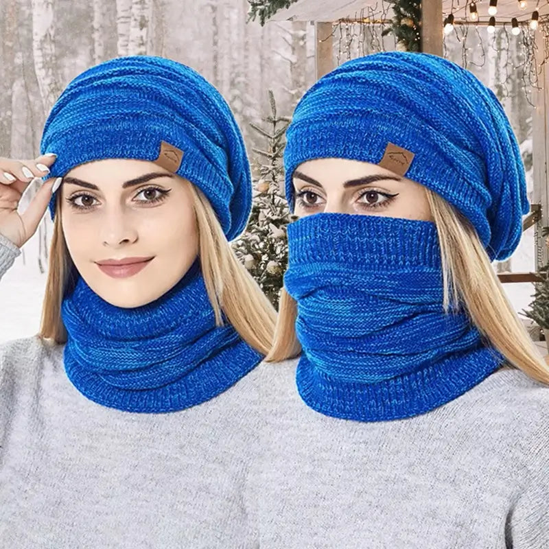 Deux femmes portant un bonnet cagoule 2 en 1 bleu, couvrant la tête et le cou, idéal pour l'hiver en extérieur, avec un décor de forêt enneigée.