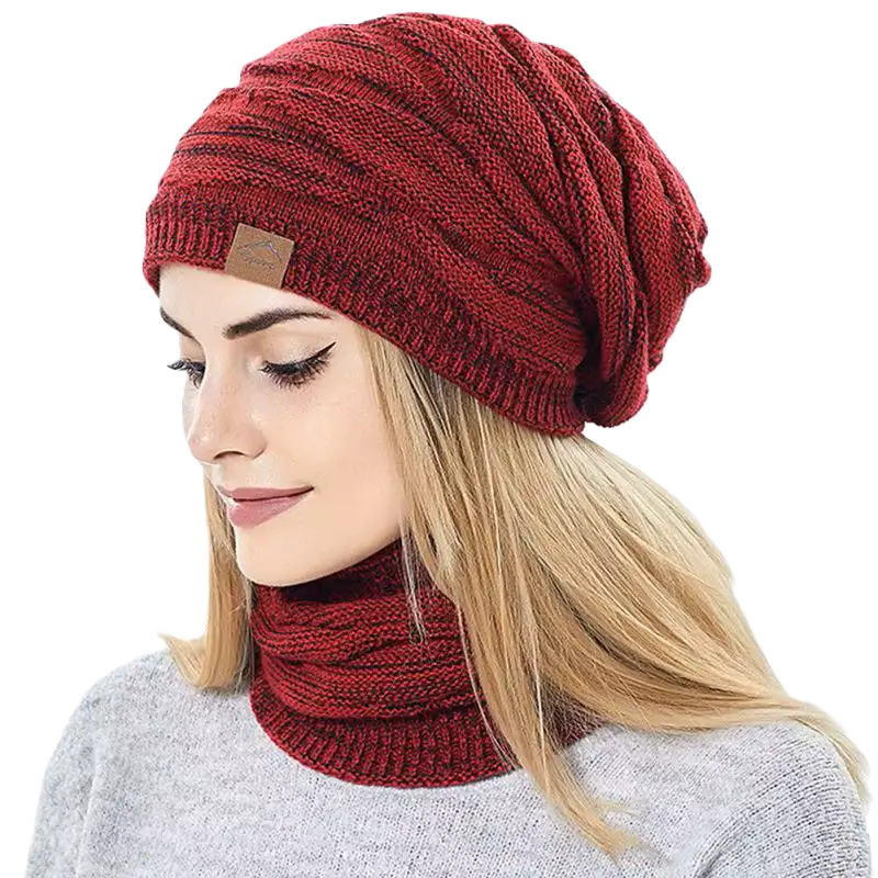 Vue latérale d'une femme avec un bonnet cagoule 2 en 1 en tricot bordeaux, mettant en valeur un design élégant et pratique pour l'hiver.