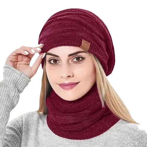 Femme ajustant un bonnet cagoule 2 en 1 bordeaux, parfait pour une protection complète de la tête et du cou.