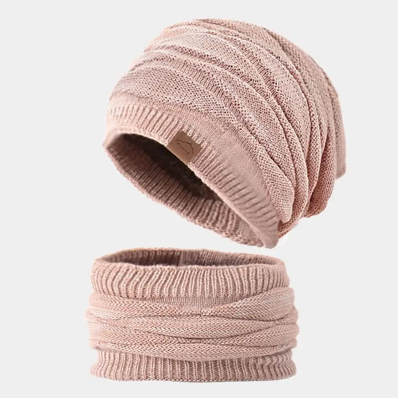 Vue détaillée du bonnet cagoule 2 en 1 rose clair, mis à plat avec son col assorti, parfait pour se protéger du froid tout en restant stylé.