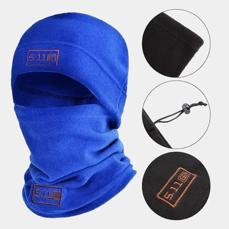 Vue multi-angle d’un bonnet cagoule bleu, mettant en valeur ses coutures renforcées, son tissu chaud et son confort adapté aux sports d’hiver.