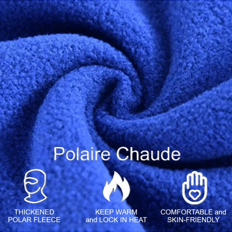 Zoom sur le tissu polaire doux et chaud d’un bonnet cagoule bleu, conçu pour une légèreté et une respirabilité parfaites pour les journées froides.