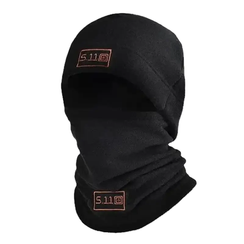 Vue de face d’un bonnet cagoule noir en polaire, mettant en avant son design ergonomique et son ajustement couvrant pour une isolation optimale contre le froid.