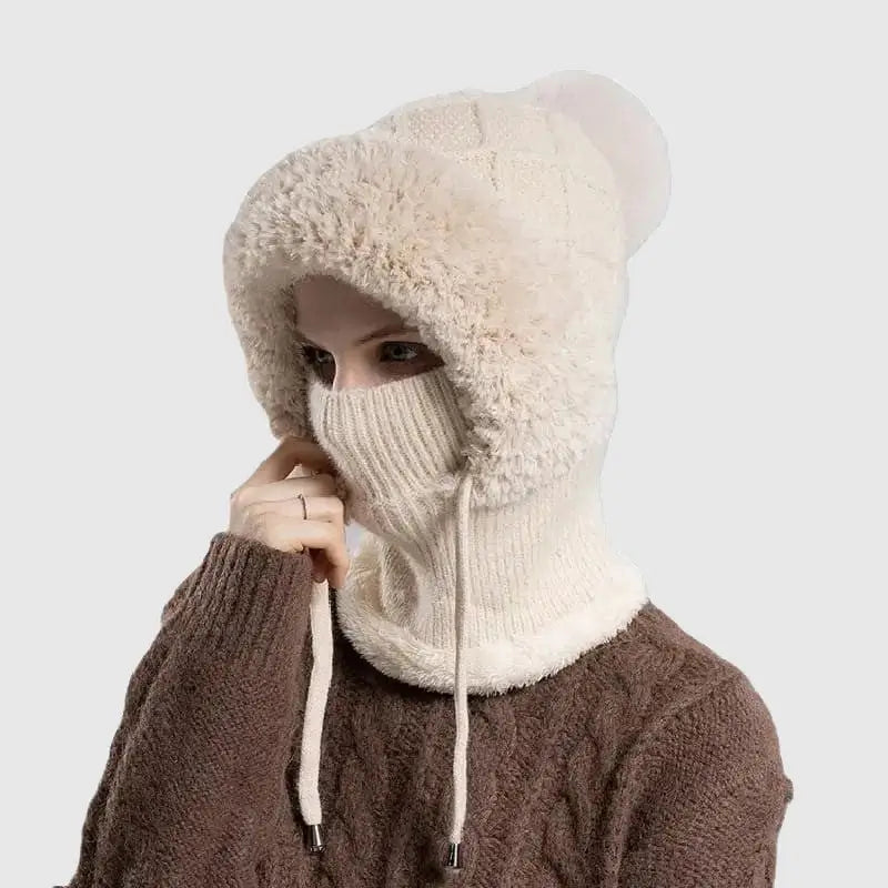 Femme portant un bonnet cagoule tricot BEIGE avec une doublure chaude en fausse fourrure, pompon élégant et cordons ajustables, idéal pour l'hiver et les activités extérieures.