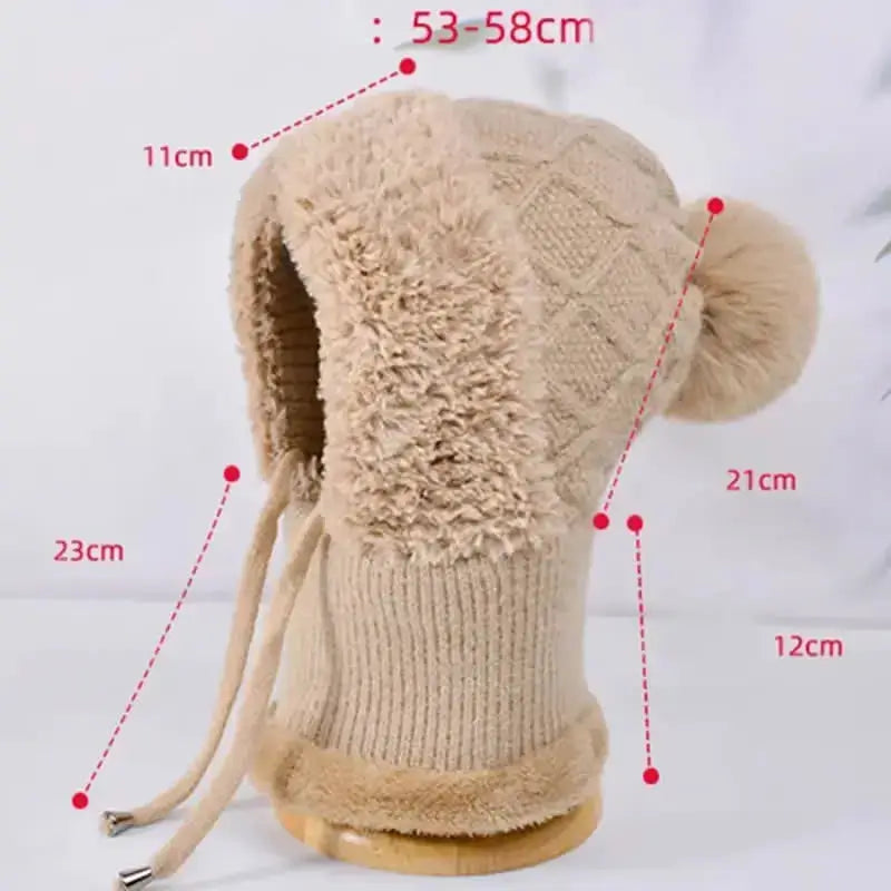 Bonnet cagoule tricot beige avec détails de mesures : tour de tête 53-58 cm, doublure en fausse fourrure douce, pompon décoratif et cordons ajustables, parfait pour l'hiver.