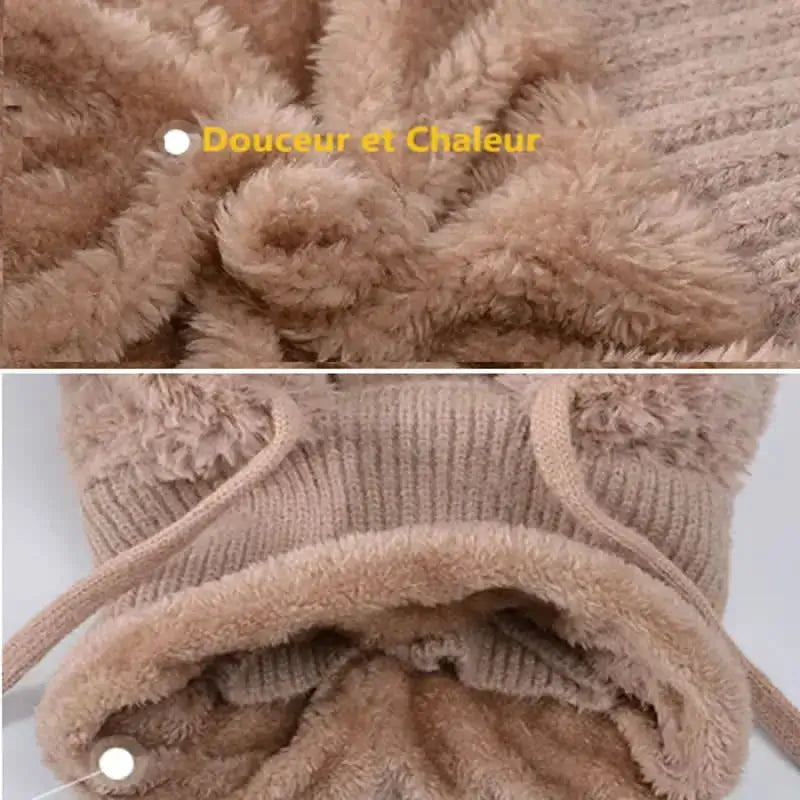 Gros plan sur la texture douce et chaude d'un bonnet cagoule tricot beige, avec doublure en fausse fourrure et cordons ajustables, idéal pour l'hiver.