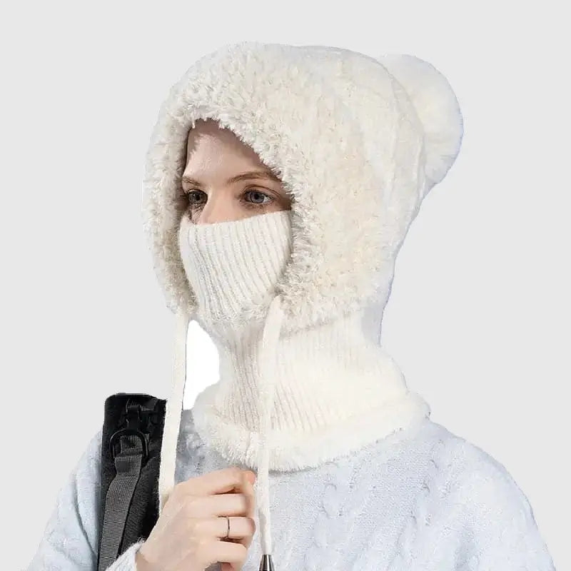 Femme portant un bonnet cagoule tricot blanc avec une doublure douce et chaude, cordons ajustables et couverture intégrale pour le visage et le cou, idéal pour l'hiver et les activités en extérieur.