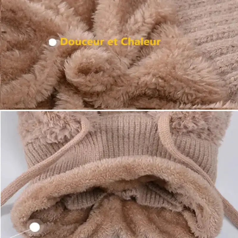 Gros plan sur les détails d'un bonnet cagoule tricot blanc, mettant en avant la doublure en fausse fourrure douce et chaude, avec mention 'Douceur et Chaleur', parfait pour l'hiver.