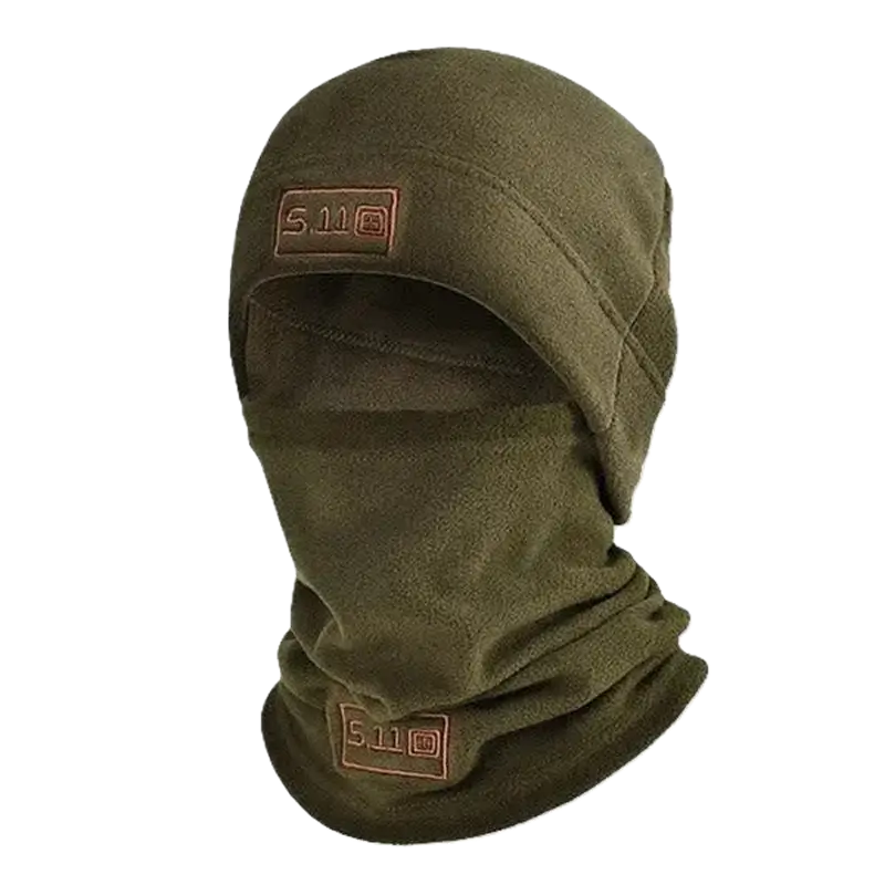 Vue de face d’un bonnet cagoule vert en polaire, avec un design ergonomique offrant chaleur et confort pour les activités extérieures hivernales.