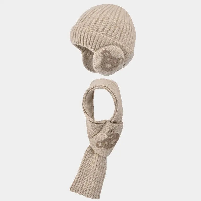 Ensemble bonnet écharpe enfant en tricot beige avec des motifs d'ours sur les oreillettes du bonnet et sur l'écharpe, présenté sur un fond blanc pour mettre en valeur les détails du design.