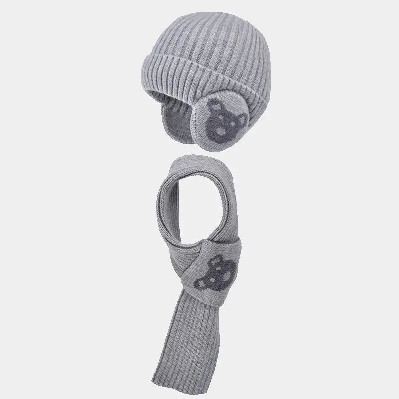 Ensemble bonnet écharpe enfant en tricot gris clair avec des motifs d'ours sur les oreillettes du bonnet et sur l'écharpe, présenté sur un fond blanc pour mettre en valeur les détails du design.