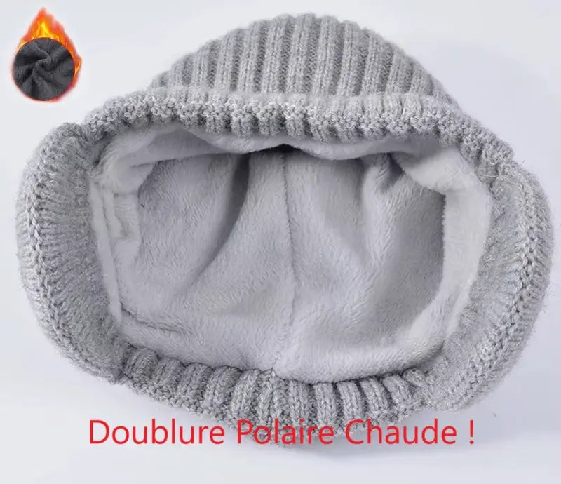 Zoom sur l'intérieur d'un bonnet écharpe enfant en tricot gris, mettant en évidence une doublure polaire chaude et douce, accompagnée du texte 'Doublure Polaire Chaude !' et d'une icône de flamme illustrant la chaleur.