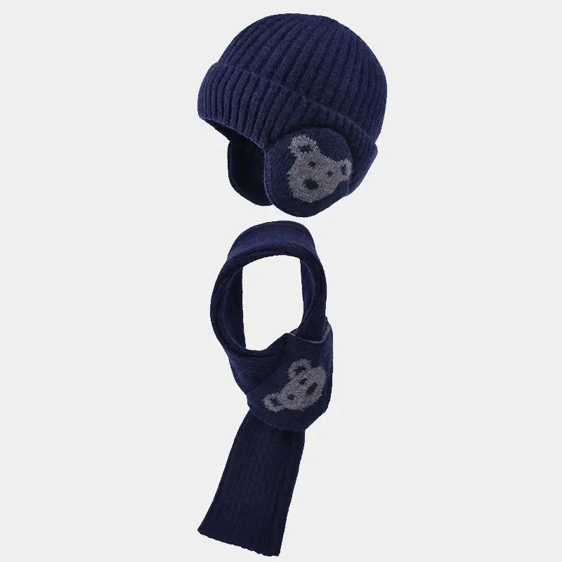 Ensemble bonnet écharpe enfant en tricot bleu navy avec des motifs d'ours sur les oreillettes du bonnet et sur l'écharpe, présenté sur un fond blanc pour mettre en valeur les détails du design.