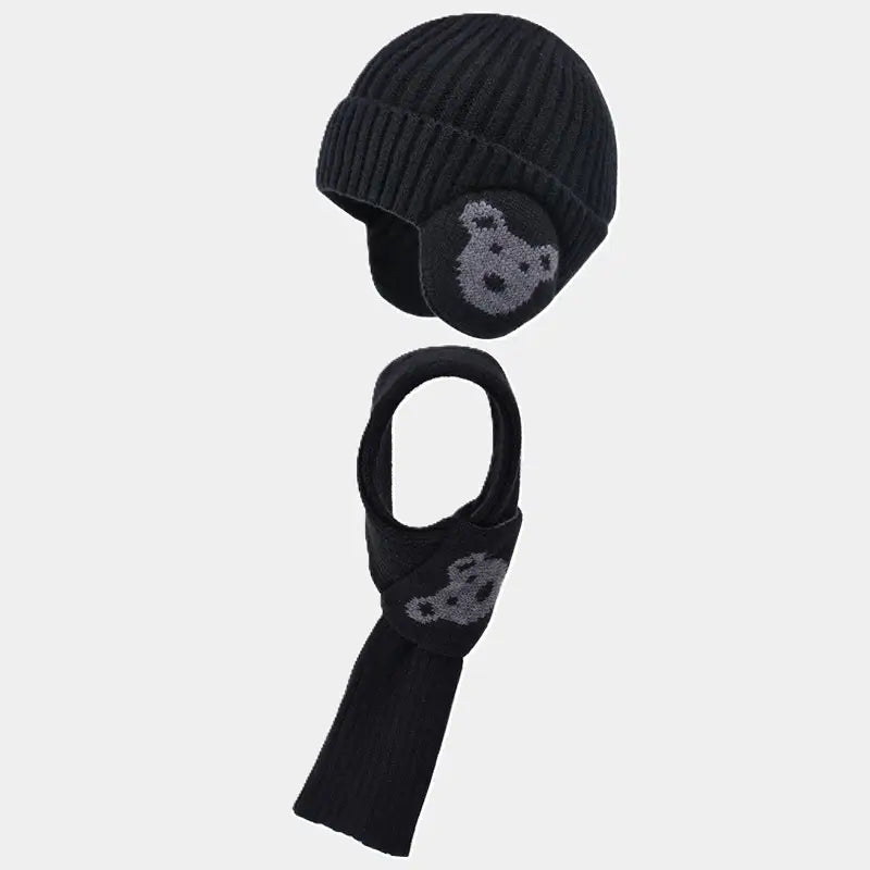 Ensemble bonnet écharpe enfant en tricot noir avec des motifs d'ours sur les oreillettes du bonnet et sur l'écharpe, présenté sur un fond blanc pour mettre en valeur les détails du design.