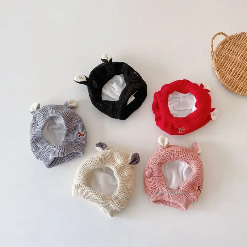 Ensemble de cagoules bébé 6 à 24 mois en tricot disponibles en plusieurs couleurs : noir, rouge, gris, beige et rose. Accessoire mignon et pratique pour l’hiver.