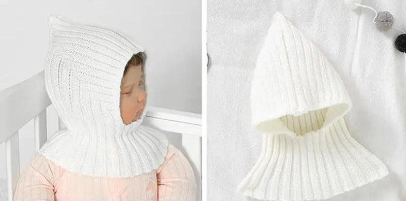 Bébé endormi portant une cagoule blanche en tricot doux, couvrant confortablement la tête et le cou, idéale pour des nuits paisibles en hiver. Cagoule bébé douillette et pratique.