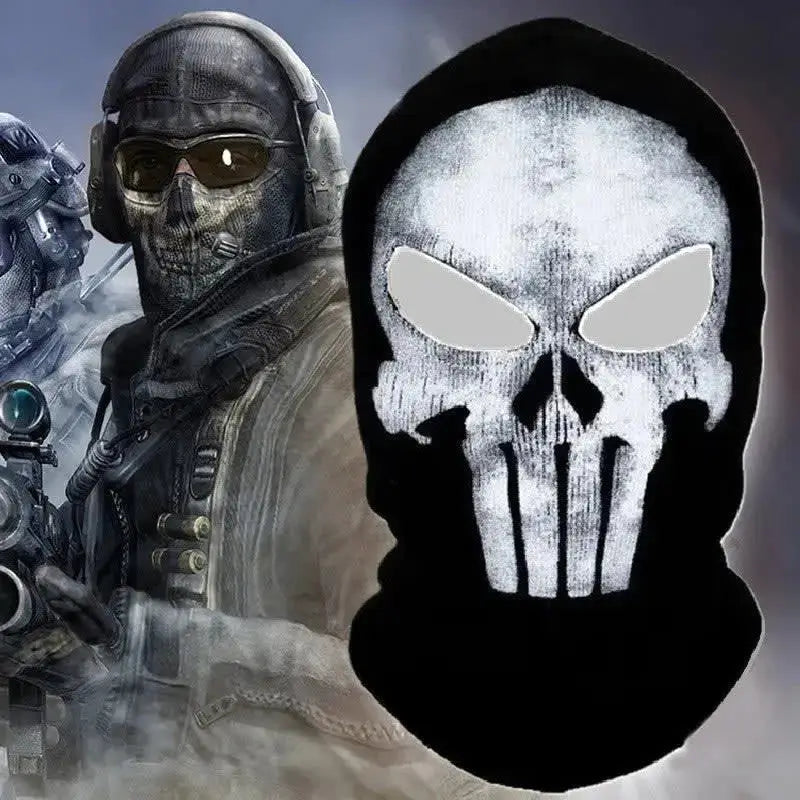 Cagoule Call of Duty Ghost noire avec un design de crâne blanc, portée par une personne dans un environnement enneigé. Inspirée du célèbre jeu vidéo.