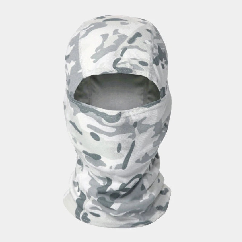 Cagoule camouflage militaire en motif blanc neige, conçue pour terrains enneigés et froids