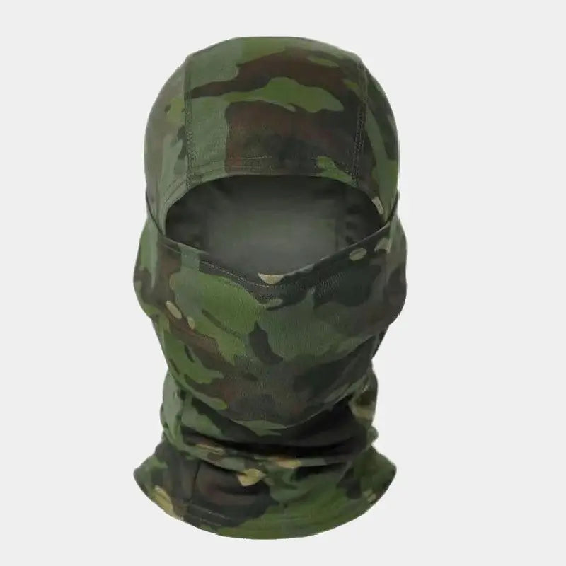 Cagoule camouflage militaire multicouleur pour usage polyvalent en terrains boisés.