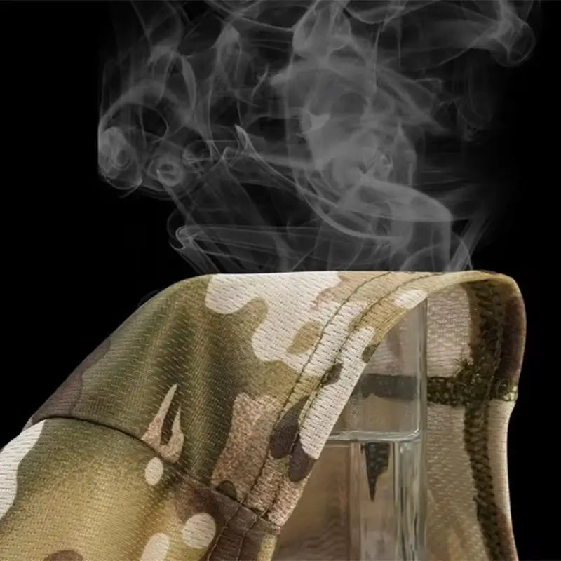 Cagoule camouflage militaire respirante avec vapeur montrant une excellente ventilation.