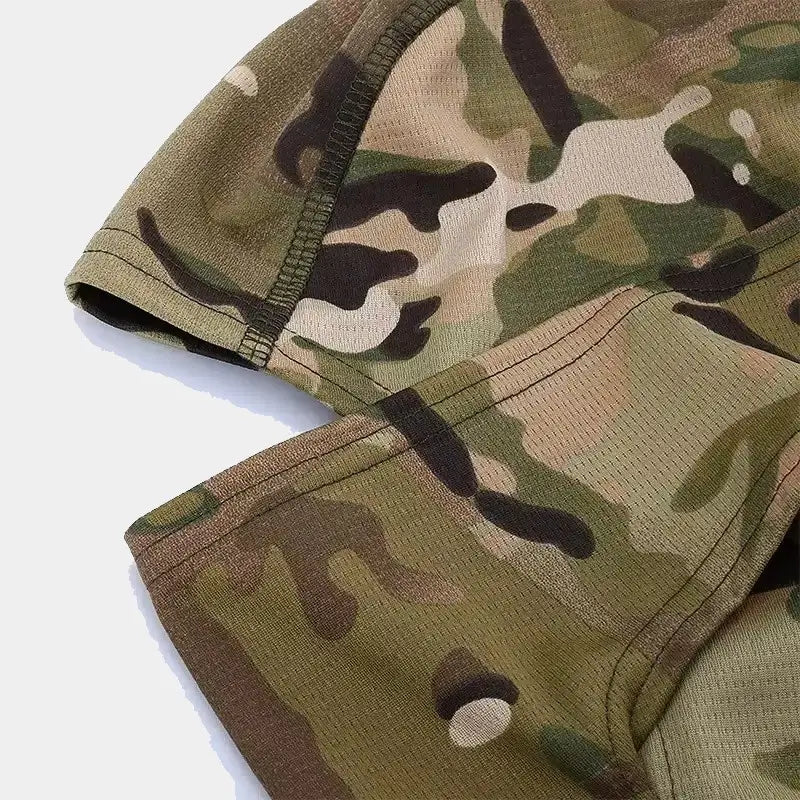 Détail du tissu d’une cagoule camouflage militaire, mettant en avant la qualité des coutures et le motif multicouleur conçu pour les environnements naturels.