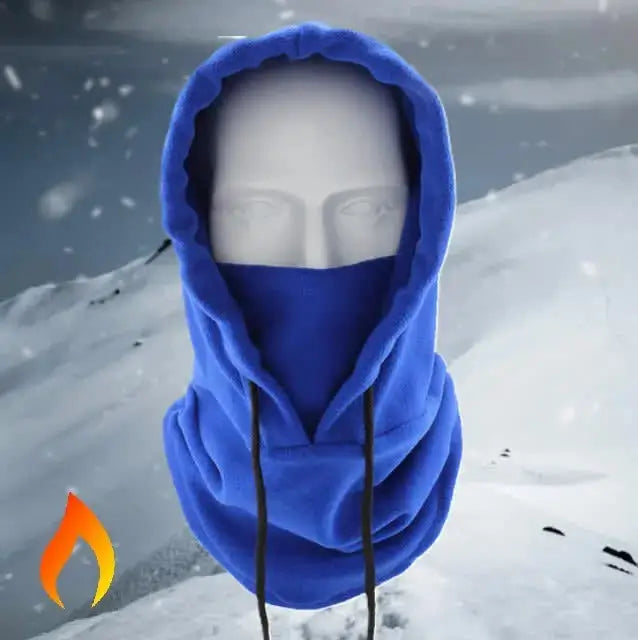 Cagoule capuche bleue pour femme ou homme sur un fond de montagne enneigée, idéale pour protéger du froid en hiver et lors des activités outdoor.