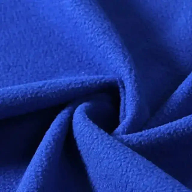 Zoom sur la texture polaire douce et chaude d'une cagoule capuche bleue, parfaite pour l'hiver et les sports en extérieur.