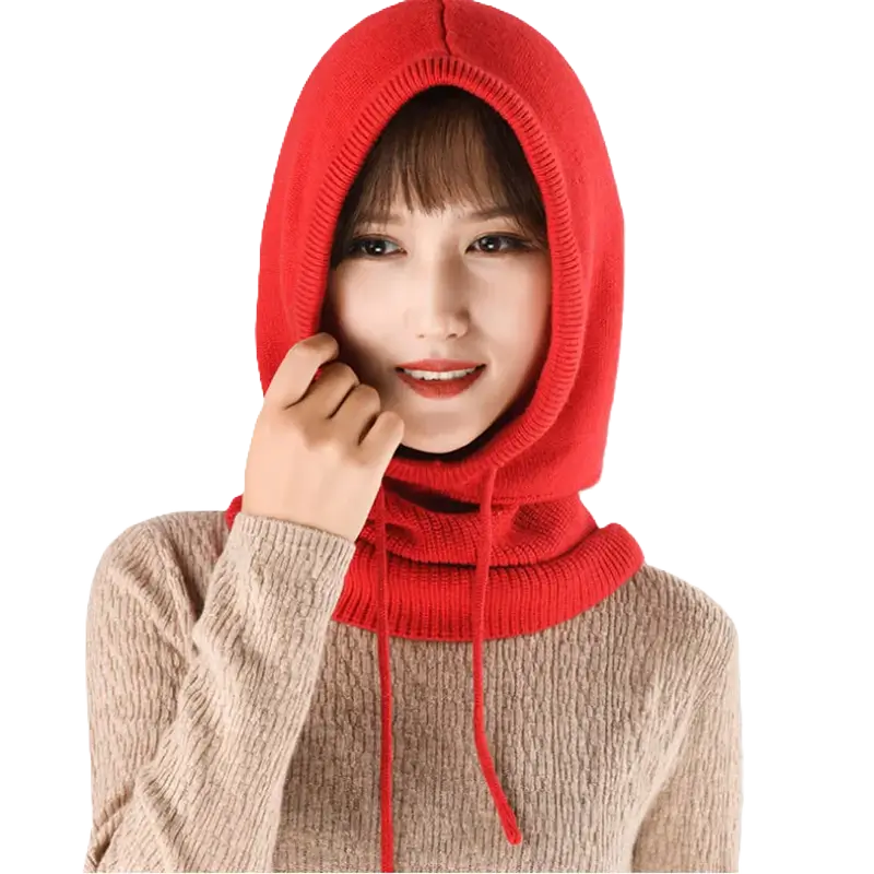 Gros plan d'une cagoule capuche femme rouge en laine sur une femme. Le tissu et le design élégant assurent une protection optimale contre le froid.