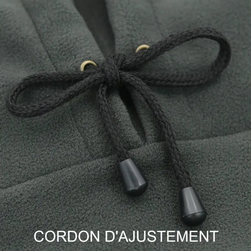 Gros plan sur un cordon d'ajustement noir avec embouts plastifiés, inséré dans une cagoule capuche grise, offrant un réglage personnalisé pour une protection optimale contre le froid.