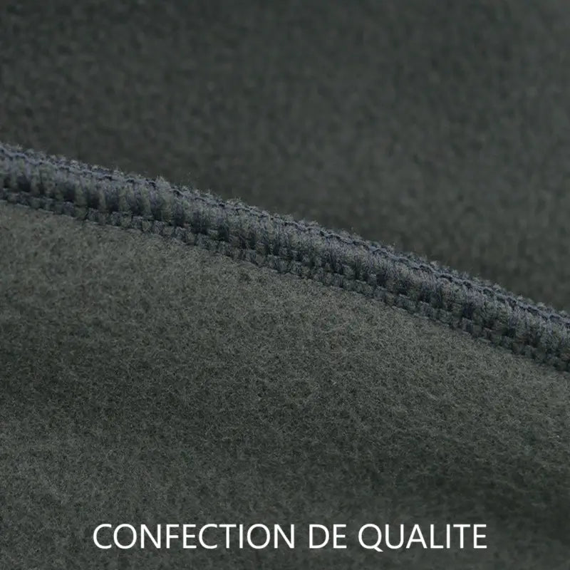 Zoom sur la couture renforcée d'une cagoule capuche grise, illustrant une confection de qualité avec des finitions solides pour assurer confort et durabilité en hiver.