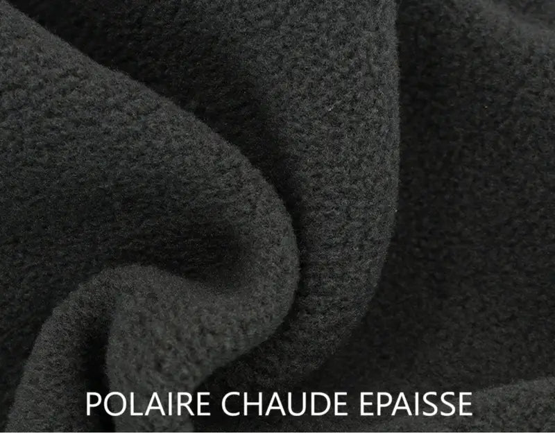 Zoom sur la texture polaire douce et chaude d'une cagoule capuche grise, parfaite pour l'hiver et les sports en extérieur.