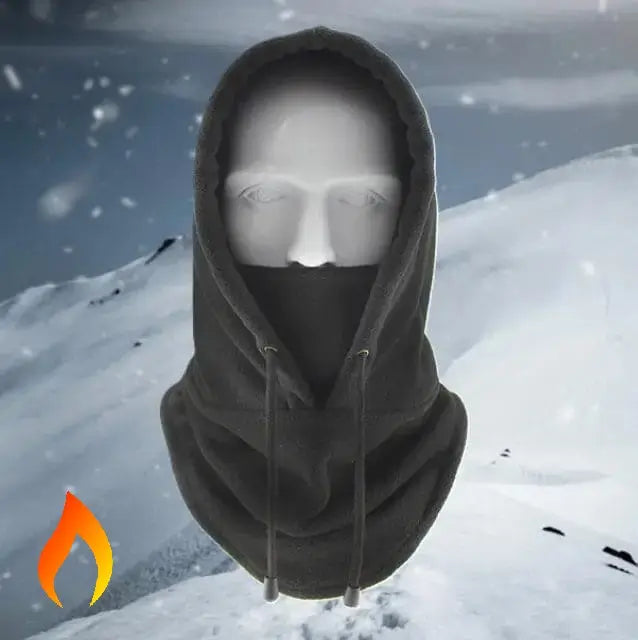 Cagoule capuche noire en polaire, présentée dans un paysage enneigé, idéale pour les activités outdoor en hiver comme le ski ou la randonnée.