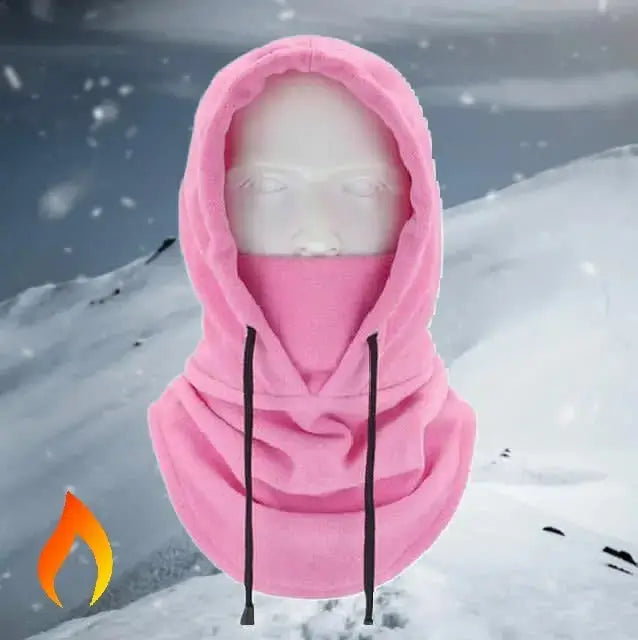 Cagoule capuche rose pour femme ou homme sur un fond de montagne enneigée, idéale pour protéger du froid en hiver et lors des activités outdoor.