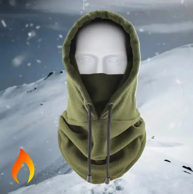 Cagoule capuche verte pour femme ou homme sur un fond de montagne enneigée, idéale pour protéger du froid en hiver et lors des activités outdoor.