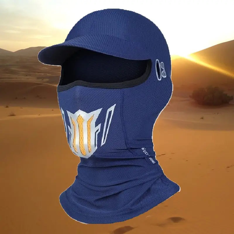 Cagoule casquette bleue avec visière intégrée et design graphique doré, idéale pour protéger le visage dans des environnements désertiques ou ensoleillés, avec un tissu ajusté et respirant pour les activités outdoor.