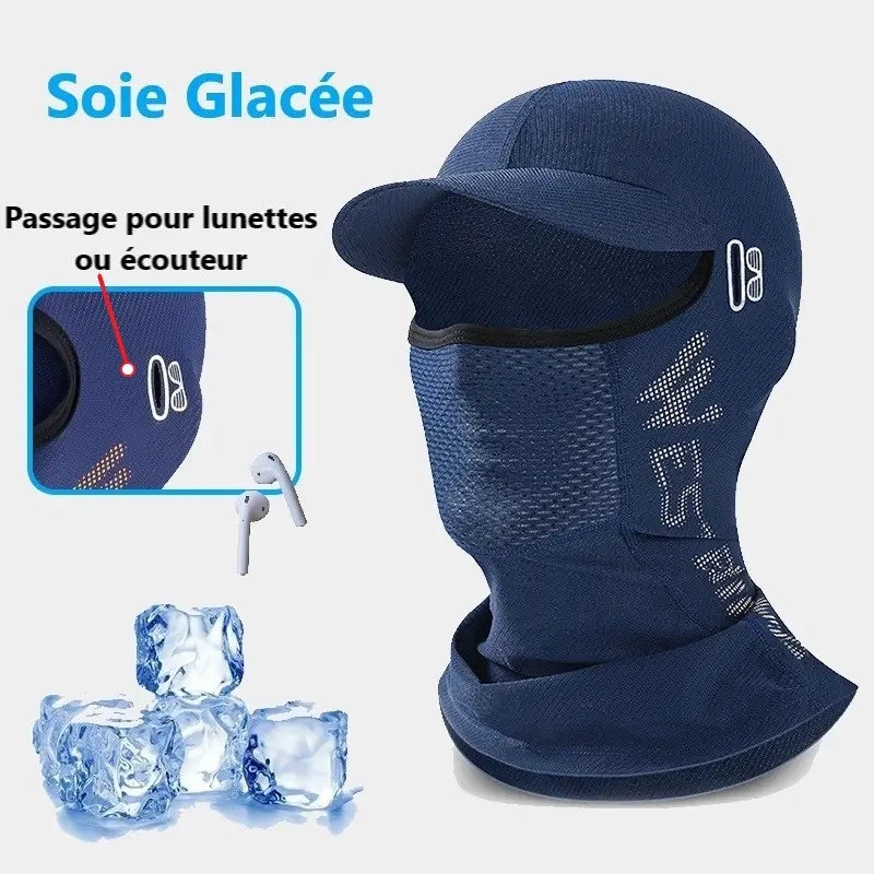 Cagoule casquette bleue en soie glacée avec visière intégrée, zone respirante en maille, et inscription réfléchissante, équipée de passages pour lunettes ou écouteurs. Les glaçons représentent la fraîcheur et le confort, idéale pour les activités outdoor et les climats chauds.