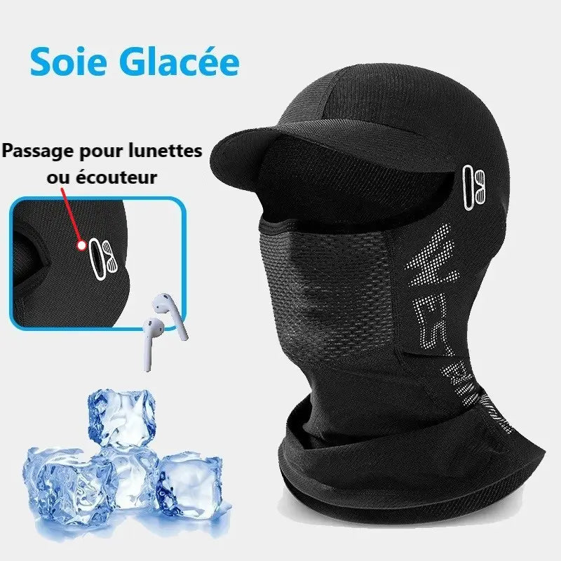 Cagoule casquette noire en soie glacée, équipée d'une visière et d'une zone respirante en maille, avec passage intégré pour lunettes ou écouteurs. Le design met en avant une inscription réfléchissante et des glaçons symbolisent la fraîcheur du matériau, idéale pour les activités outdoor par temps chaud.