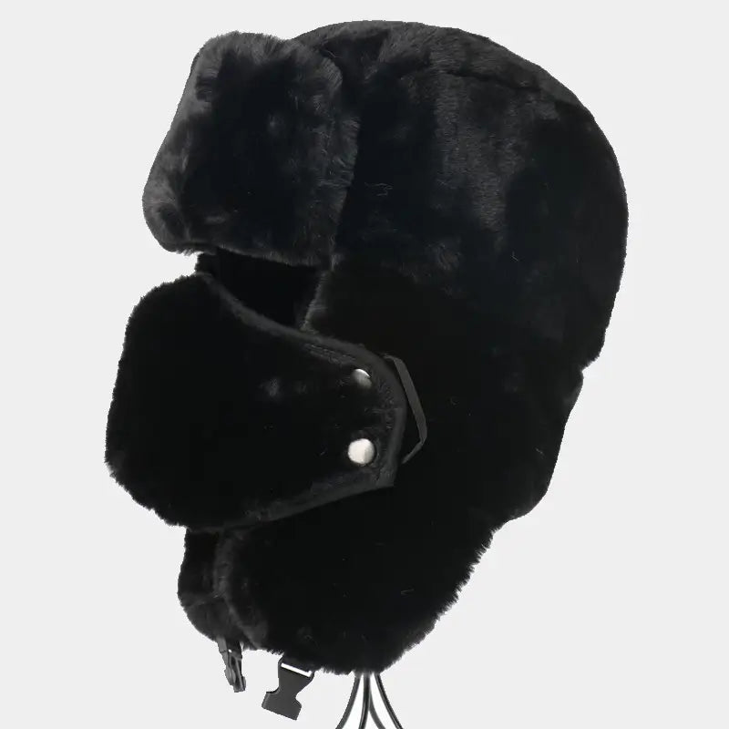 Cagoule Chapka noire en fausse fourrure, vue de profil avec la mentonnière partiellement détachée, montrant les boutons-pression et le rembourrage intérieur.