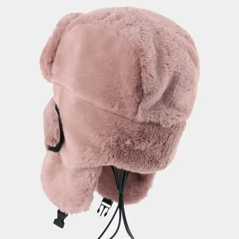 Vue arrière d'une Cagoule Chapka rose en fausse fourrure, avec cordons d'ajustement et mentonnière relevée, mettant en avant son confort et son élégance hivernale.