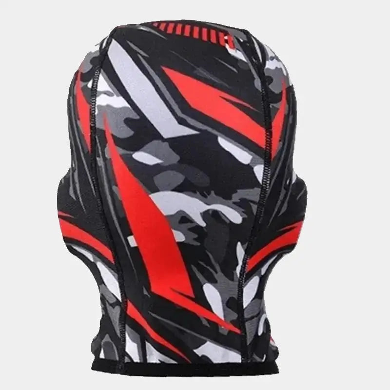 Vue arrière d'une cagoule chaude Moto, rouge et noire avec un motif camouflage dynamique, offrant une couverture complète pour protéger la tête et le cou en hiver.