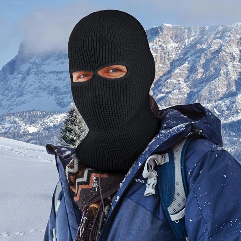 Cagoule Chouette noire portée en montagne, offrant chaleur et protection contre le froid extrême.