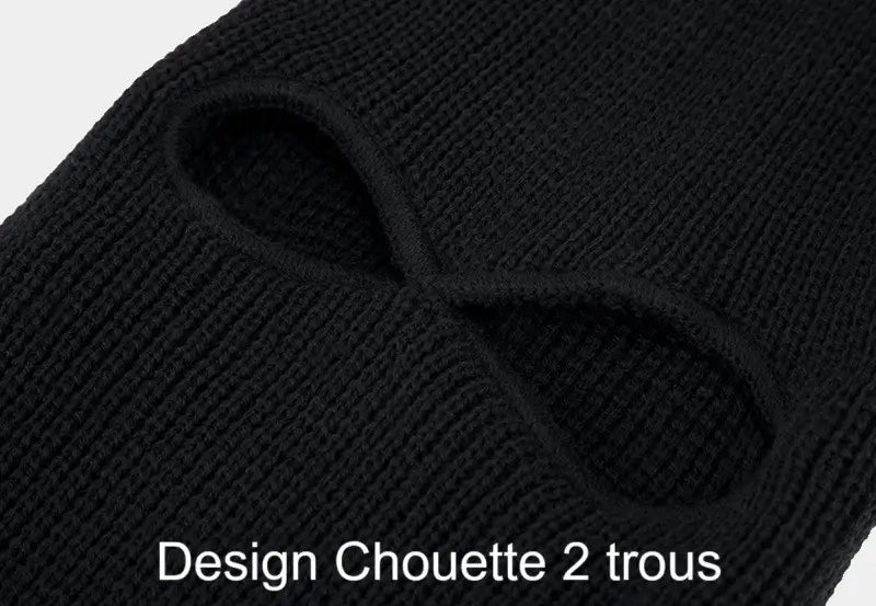 Zoom sur une Cagoule Chouette noire en tricot, mettant en avant la finition des ouvertures pour les yeux.