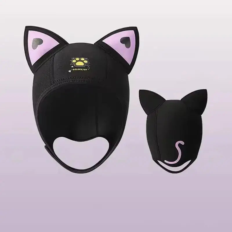 Cagoule de plongée humoristique noire avec oreilles de chat et logo sur le front. Design ludique pour les amateurs de plongée souhaitant ajouter une touche fun à leur équipement.